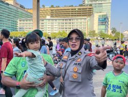 Polwan Layani Warga Saat Pam Car Free Day di Bundaran HI