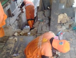 Bhabinkamtibmas Pegangsaaan Memantau Giat Normalisasi Saluran Air, Menteng