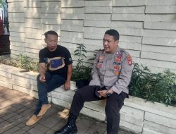 Kasubsi Publikasi Humas Polsek Metro Menteng Berinteraksi Petugas Keamanan Gereja Kesatuan Kristus