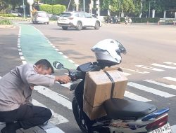 Kepedulian Unit Patroli Bermotor Berikan Bensin Motornya Pengemudi Yang Kehabisan Bensin