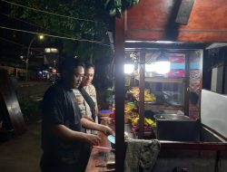 Patroli 1042 Polsek Metro Menteng Sambangi Pedagang Soto Ayam Samping Sarinah