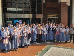 Bhabinkamtibmas Pasar Baru Mendampingi Siswa Siswi SMA N 1 Jakarta Dalam Rangka Sosialisasi Penerimaan Polri