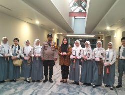 Bhabinkamtibmas Mendampingi Siswa dan Siswi Dalam Rangka Penerimaaan Anggota Polri