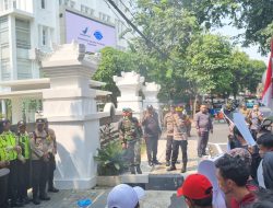Polsek Johar Baru Melakukan Pengamanan Unjuk Rasa di Depan Gedung BPOM RI