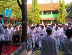 Bhabinkamtibmas Hadiri “Peringatan Maulid Nabi Muhammad SAW di SMP 23 Jatikramat Diwarnai Pesan Keamanan”