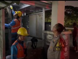 Bhabinkamtibmas Menteng Sigap Bersama Petugas PLN Menangani Konsleting Kabel Listrik