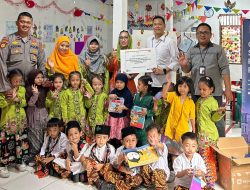 Peduli Pendidikan Kapolsubsektor Benhil Bersama Astra Ke Paud Kenangan RW 01