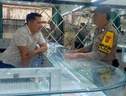 Patroli Dialogis Bhabinkamtibmas Galur Sambang dan Berikan Imbauan kepada Pemilik Toko Emas