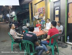 Hitungan Hari Pilkada Bhabinkamtibmas Kampung Rawa Sambang Dialogis Sampaikan Pesan Kamtibmas di Pos RW 02