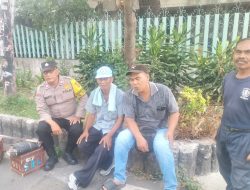 Bhabinkamtibmas Kelurahan Johar Baru Sambang Dialogis Interaksi dan Komunikasi Sosial Dengan Petugas Keamanan dan Warga