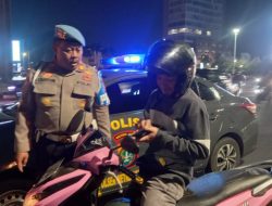 Membubarkan Pengendara Yang Berkerumun Depan Hotel Kempinsky Menteng