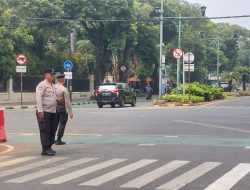 Kapolsubsektor Blora Memantau Lintasan Jalan Imam Bonjol Menteng