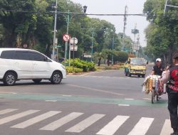 Kapolsubsektor Blora Memantau Lintasan Jalan Imam Bonjol Menteng