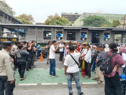Personil Polsek Senen Laksanakan Pengamanan Aksi Unjuk Rasa Damai Di Kantor KPUD DKI Jakarta.