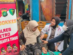 Tim Dokkes Polres Metro Jaktim berikan pelayanan kesehatan kepada korban kebakaran di Pulogadung