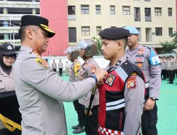 Kapolres Metro Jakarta Barat Bagikan 500 Helm, Rompi, dan Bodycam untuk Kesiapan Tugas sehari-hari dan Pengamanan Pilkada 2024