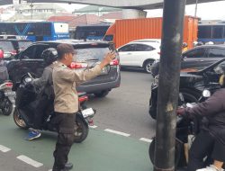 Kapolsubektor Tanah Tinggi Melaksanakan Pengaturan Lalu Lintas Pagi Hari Jalan Letjend Suprapto