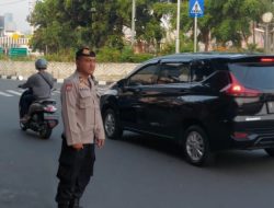 Polsek Senen Gelar Personil Lakukan Pengaturan Arus Lalu Lintas Pagi Hari