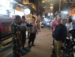 Bhabinkamtibmas Dan Babinsa Kebon Kacang Kunjungi Poskamling RW 05 Malam Hari