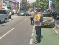 Bhabinkamtibmas Gondangdia Gatur Lalin Sore Antisipasi Padat Lalin