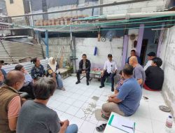 Jelang Pilkada DKI Bhabinkamtibmas Karet Tengsin Patroli Dialogis Dan Sambangi Warga Di Pemukiman RW 05