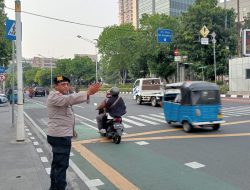 Panit 3 Unit Samapta Polsek Senen Gatur Lalin Pagi Antisipasi Padat Lalin