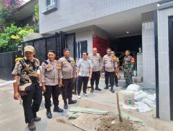 Bhabinkamtibmas Pam Giat Penyegelan Bangunan Penunggakan Pajak