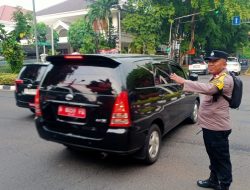 Bhabinkamtibmas Gondangdia Gatur Lalin Pagi Antisipasi Padat Lalin