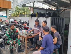 Jelang Pilkada DKI Bhabinkamtibmas Dan Babinsa Karet Tengsin Patroli Dialogis Dan Sambangi Petugas Keamanan Kedai Swadarma