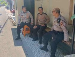 Anggota Unit Sabhara Polsek Cempaka Putih Sampaikan Imbauan Ke Petugas Keamanan Lingkungan