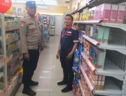 Bhabinkamtibmas Kelurahan Johar Baru Patroli Sambang Alfamidi, Antisipasi Gangguan Kamtibmas