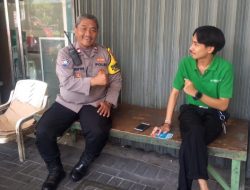 Bhabinkamtibmas Mangga Dua Selatan Sambangi Warga di Pemukiman Padat
