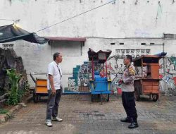 Jelang Pilkada DKI Bhabinkamtibmas Karet Tengsin Patroli Dialogis Dan Sambangi Ketua RT 15/04