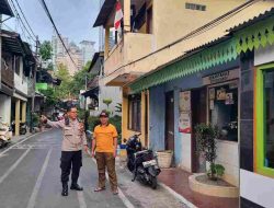 Jelang Pilkada DKI Bhabinkamtibmas Karet Tengsin Patroli Dialogis Dan Sambangi Ketua RT 09/04