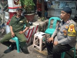 Bhabinkamtibmas Kelurahan Mangga Dua Selatan Sambang Di Pos Satkamling RW. 10