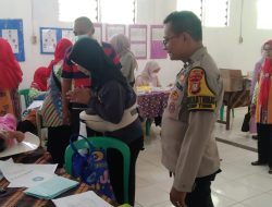 Bhabinkamtibmas Cempaka Putih Timur Bantu Kegiatan Posyandu Balita