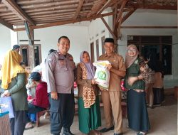 Bhabinkamtibmas Desa Tamansari Monitoring Pendistribusian Bansos Program Badan Pangan Nasional Periode Oktober 2024