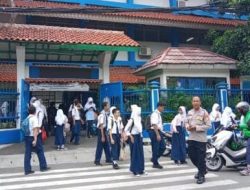 Berikan Rasa Aman Kepada Pelajar Kapolsubsektor Rawasari Patroli Bubaran Sekolah