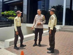 Patroli Dialogis Bhabinkamtibmas Kebon Melati Berikan Imbauan Kamtibmas Security Gedung Tonato Foundation