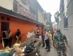 Sinergitas Tiga Pilar Karya Bhakti Pasar Gembrong dan Pembersihan Saluran Air Penghubung Gang Kwista dalam rangka HUT TNI ke79