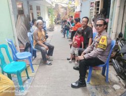 Bentuk Kepedulian Bhabinkamtibmas Kelurahan Kampung Rawa Takziah Ke Rumah Warga Yang Meninggal