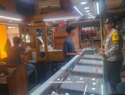 Sambang dan Patroli Dialogis  Bhabinkamtibmas Johar Baru Berikan Imbauan kepada Pemilik Toko Emas