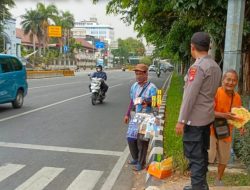 Unit Sabhara Polsek Sawah Besar Melaksanakan Pengaturan Lalu Lintas Pagi Hari