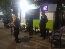 Bhabinkamtibmas Kebon kelapa Sambang ke Poskamling dan menyampaikan pesan Kamtibmas