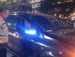 Imbauan Humanis Membubarkan Kendaraan Yang Terparkir Sekitar Bunderan HI Menteng