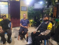 Sambangi Petugas Pos Kamling Bhabinkamtibmas Sampaikan Imbauan Kamtibmas Untuk Tingkatkan Kewaspadaan