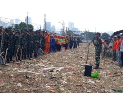 HUT TNI Ke 79, Polsektro Tanah Abang Ikuti Giat Karya Bakti Ciliwung Bening