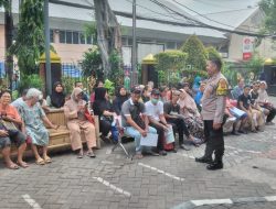 Pastikan Aman Dan Tertib, Bhabinkamtibmas Kelurahan Gunung Sahari Selatan Pantau Pendistribusian Bantuan Pangan Bulog