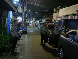 Cegah Tawuran di Pemukiman Padat, Bhabinkamtibmas Lakukan Patroli Bersama Warga