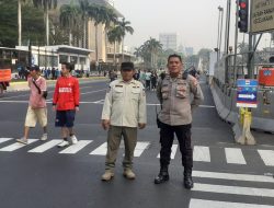 Kapolsubsektor Sabang Bersama Dishub dan Satpol PP Memantaua Persimpangan Kebon Sirih Saat Aktivitas Masyarakat Makan Siang